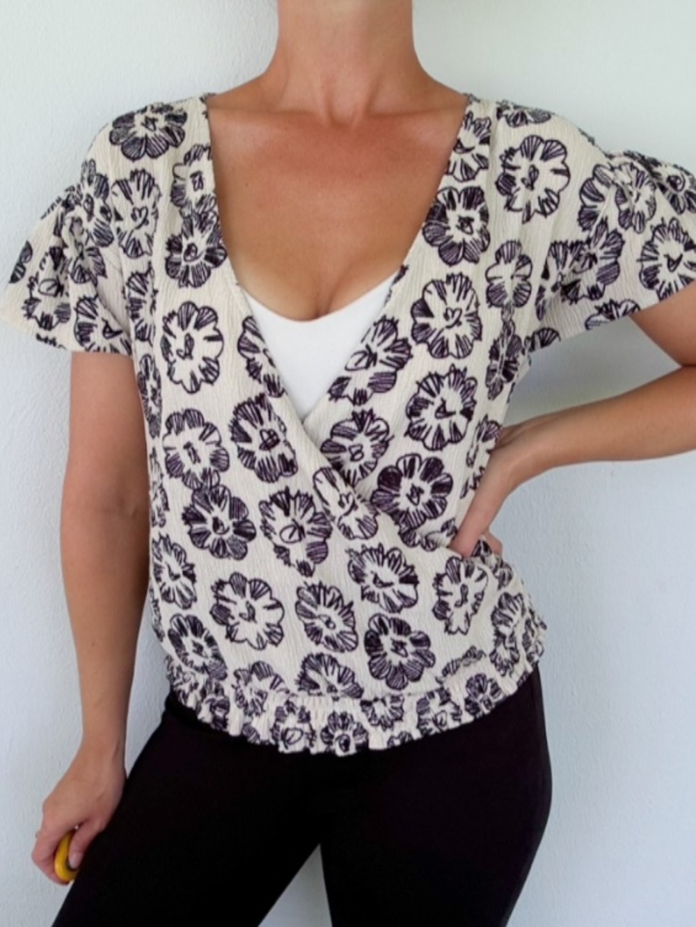 Ann Taylor beige black floral sketch print surplice ruffle sleeve blouse size XL